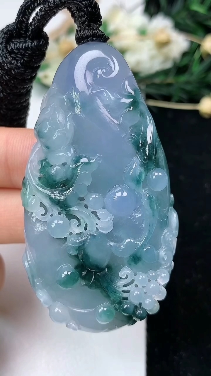 天然A货翡翠紫罗兰 飘花荷叶鱼吊坠，尺寸58.2-31.3-10.3，重量:36.65g
6月20日