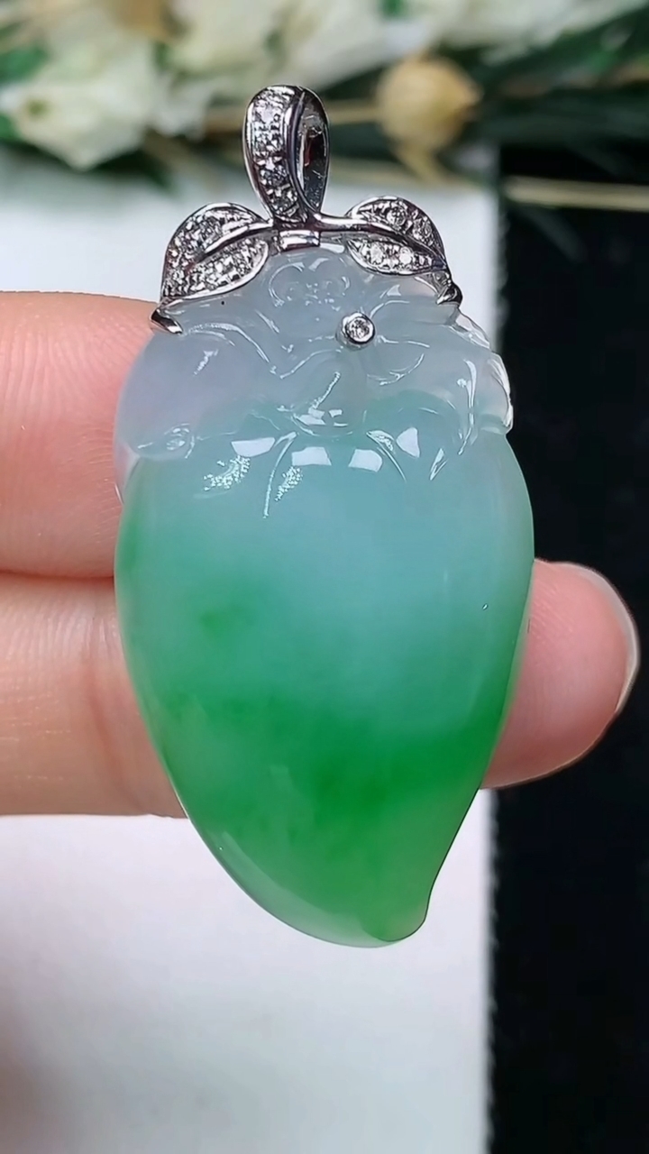 天然A货翡翠灵猴献瑞 福瓜吊坠，尺寸31.6-19-6.9，重量:8.23g
6月20日