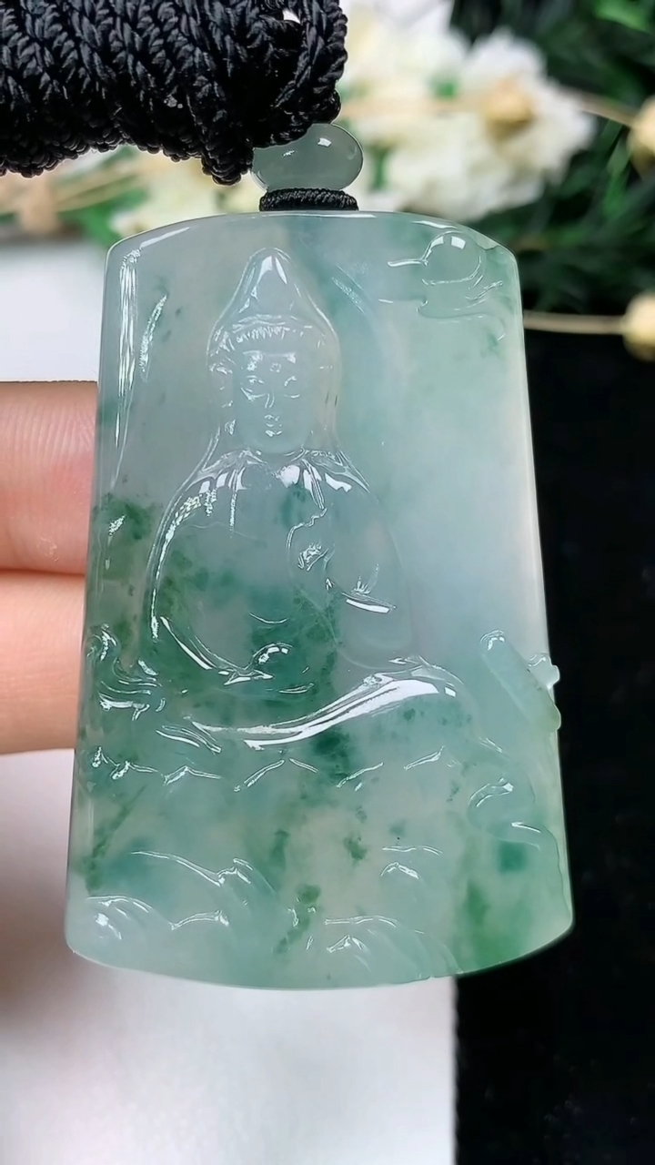 天然A货翡翠飘花素衣观音吊坠，尺寸49-33.3-6.6，重量:31.19g
6月20日