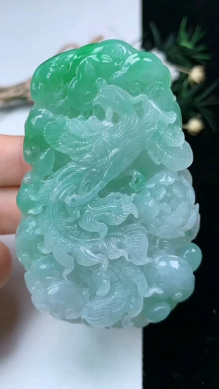 天然A货翡翠凤凰吊坠，尺寸69.2-44.8-10.7，重量:63.15g
6月20日