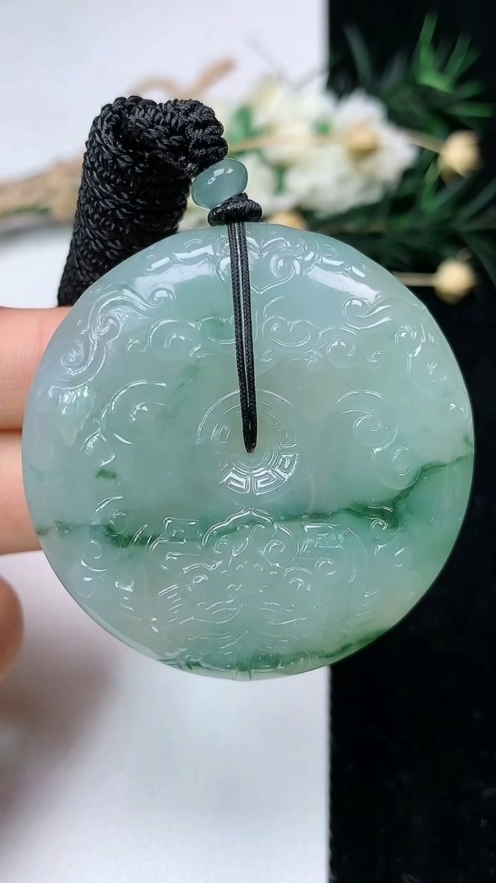 天然A货翡翠飘花仿古平安扣吊坠，尺寸43.7-9，重量:39.19g
6月20日