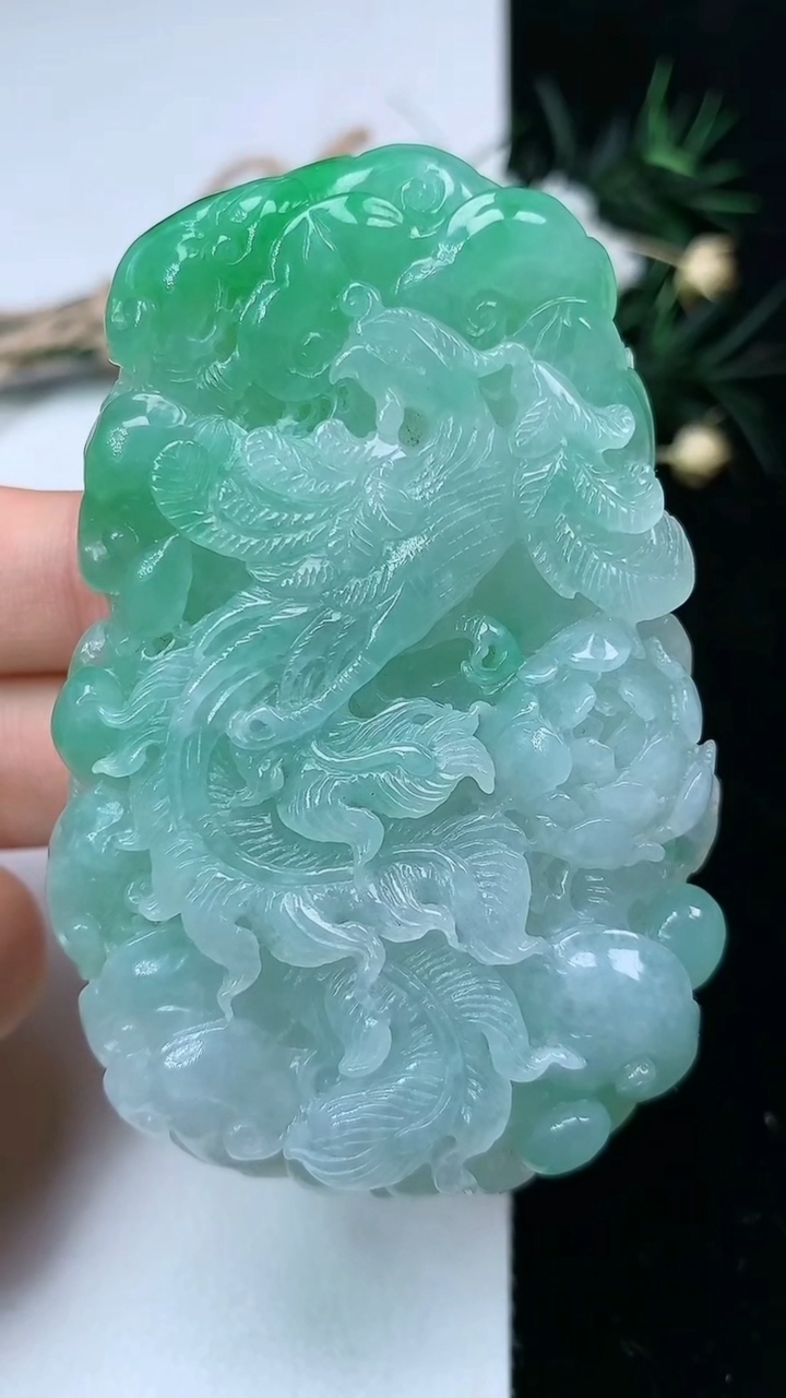 天然A货翡翠凤凰吊坠，尺寸69.2-44.8-10.7，重量:63.15g
6月20日