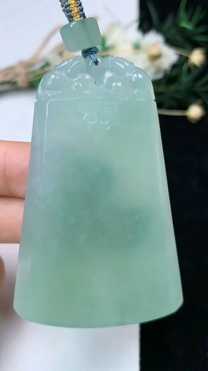 天然A货翡翠仿古无事牌吊坠，尺寸59.5-38.9-5.2，重量:30.55g
6月20日
