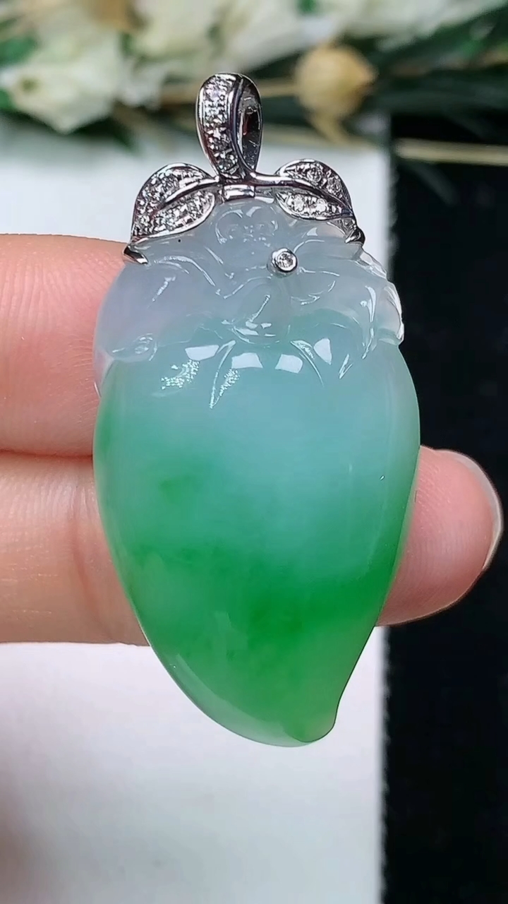 天然A货翡翠灵猴献瑞 福瓜吊坠，尺寸31.6-19-6.9，重量:8.23g
6月20日