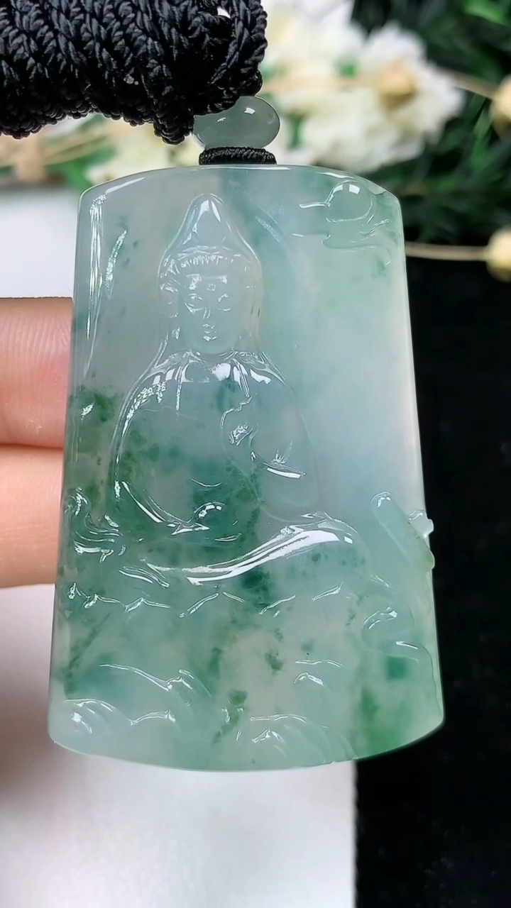天然A货翡翠飘花素衣观音吊坠，尺寸49-33.3-6.6，重量:31.19g
6月20日