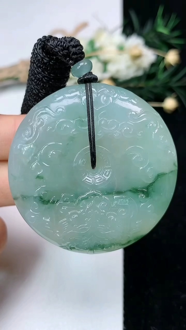 天然A货翡翠飘花仿古平安扣吊坠，尺寸43.7-9，重量:39.19g
6月20日