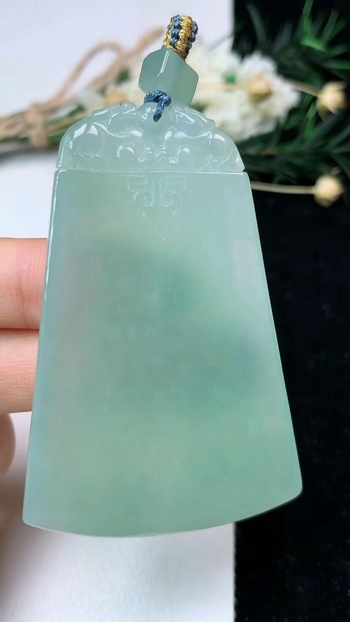 天然A货翡翠仿古无事牌吊坠，尺寸59.5-38.9-5.2，重量:30.55g
6月20日