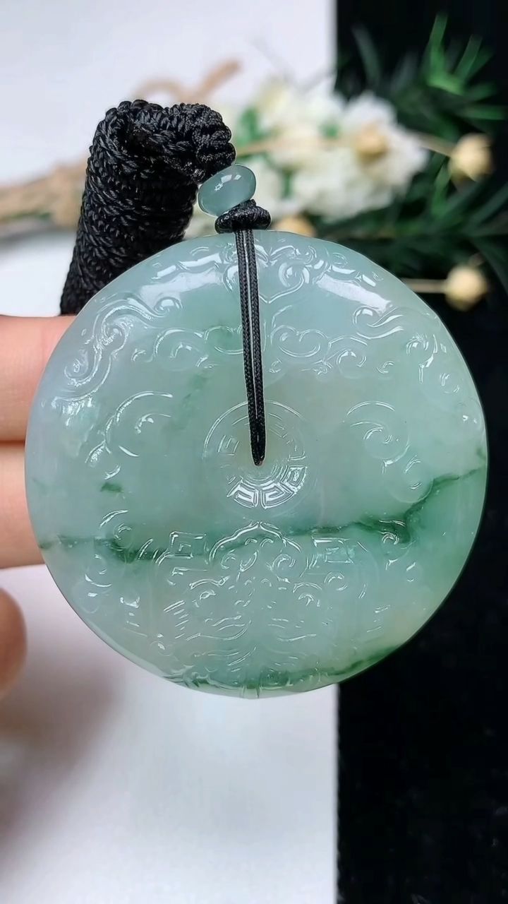 天然A货翡翠飘花仿古平安扣吊坠，尺寸43.7-9，重量:39.19g
6月20日