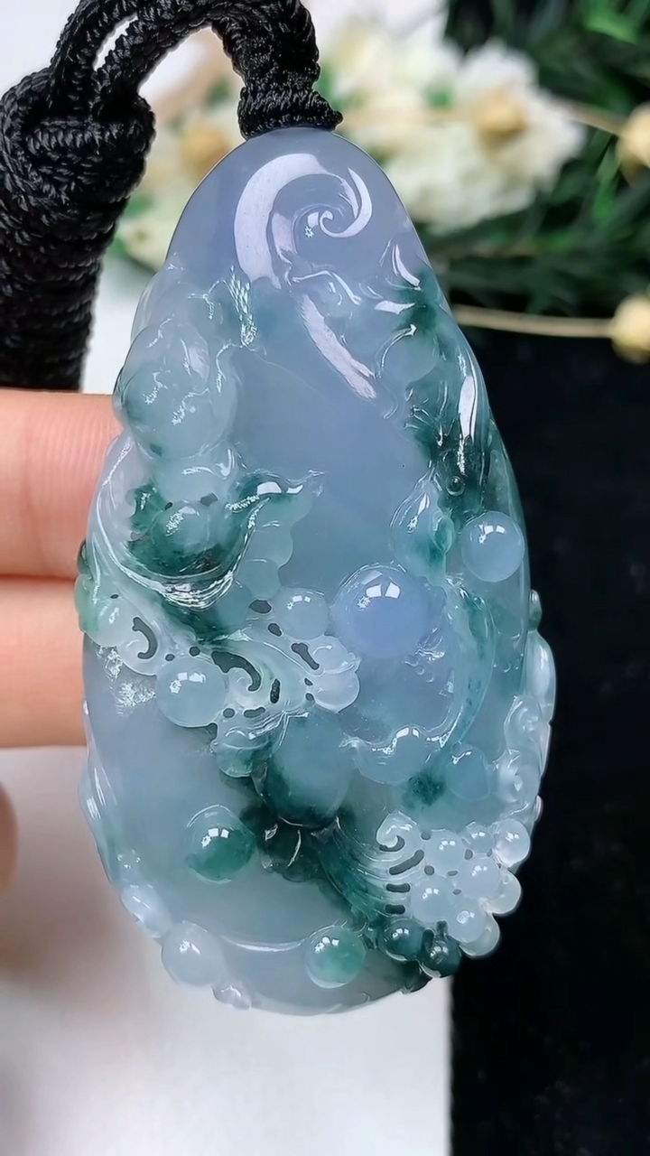 天然A货翡翠紫罗兰 飘花荷叶鱼吊坠，尺寸58.2-31.3-10.3，重量:36.65g
6月20日