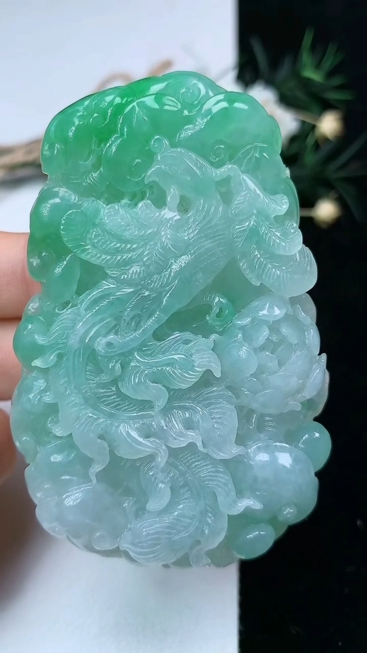 天然A货翡翠凤凰吊坠，尺寸69.2-44.8-10.7，重量:63.15g
6月20日