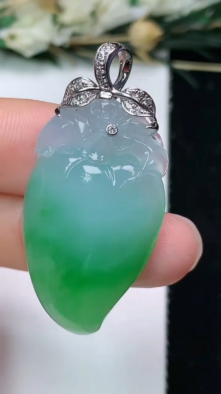 天然A货翡翠灵猴献瑞 福瓜吊坠，尺寸31.6-19-6.9，重量:8.23g
6月20日
