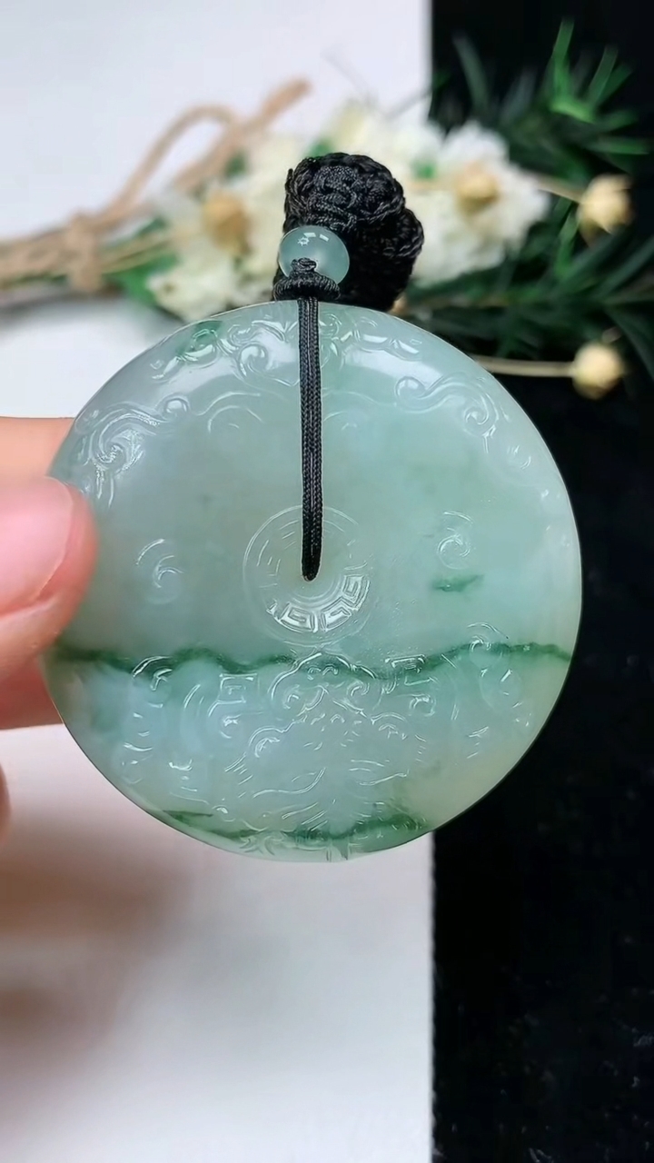 天然A货翡翠飘花仿古平安扣吊坠，尺寸43.7-9，重量:39.19g
6月20日