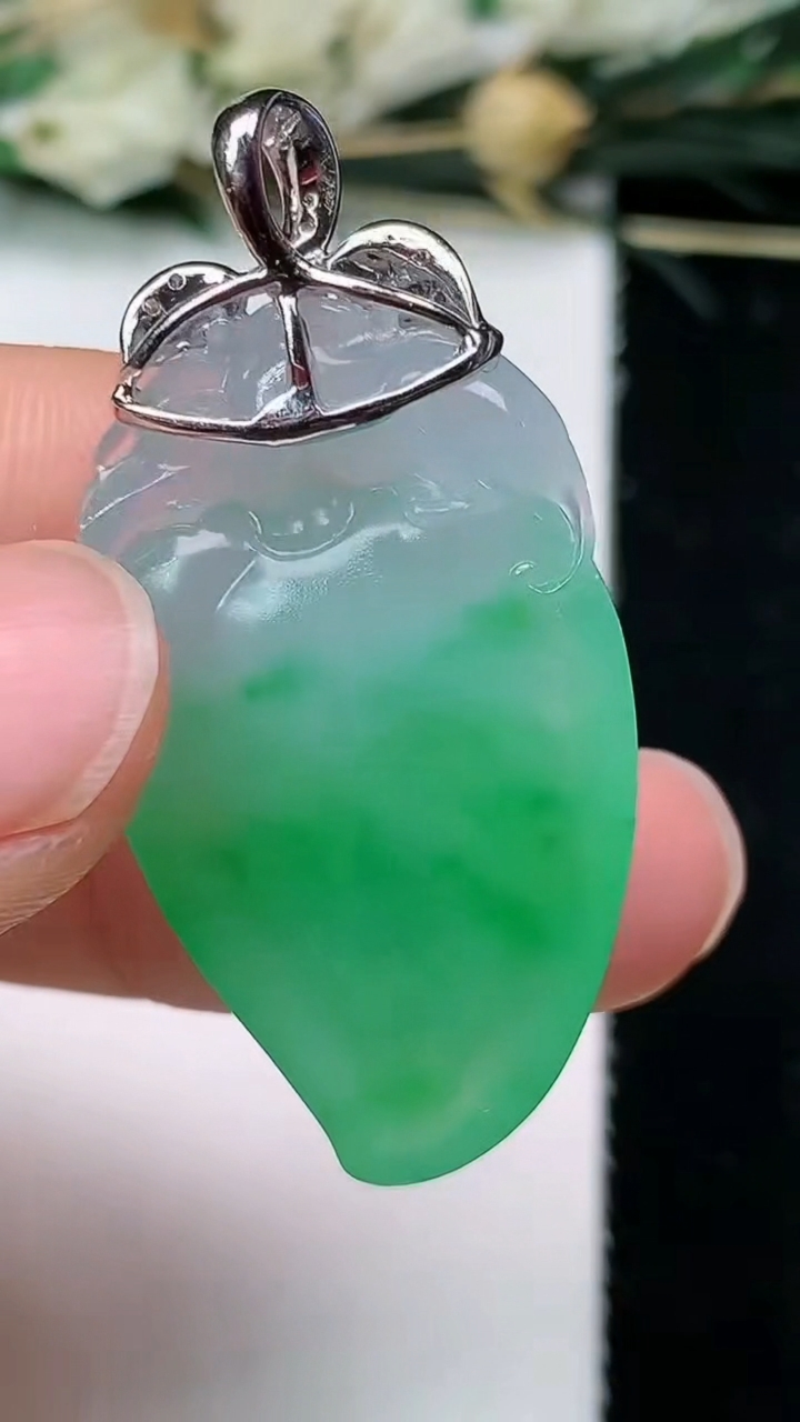 天然A货翡翠灵猴献瑞 福瓜吊坠，尺寸31.6-19-6.9，重量:8.23g
6月20日