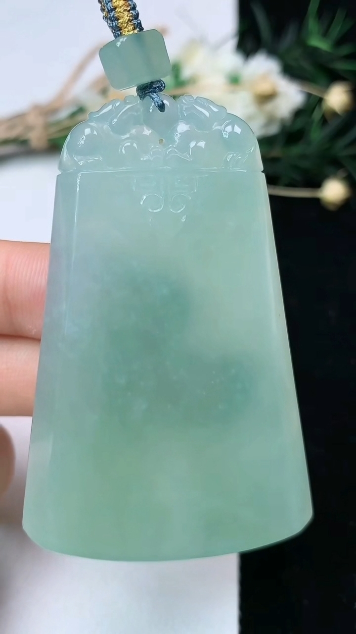 天然A货翡翠仿古无事牌吊坠，尺寸59.5-38.9-5.2，重量:30.55g
6月20日