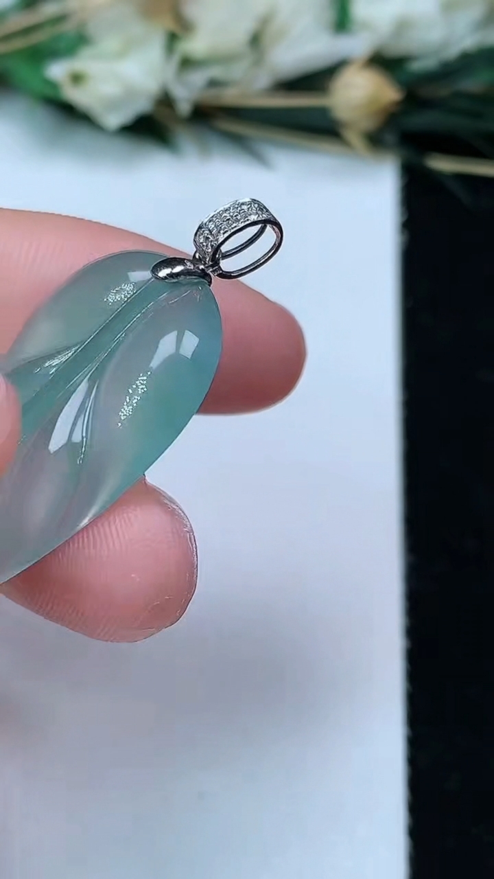 天然A货翡翠金枝玉叶 叶子吊坠，尺寸28-18.6-3.6，重量:4.00g
6月21日