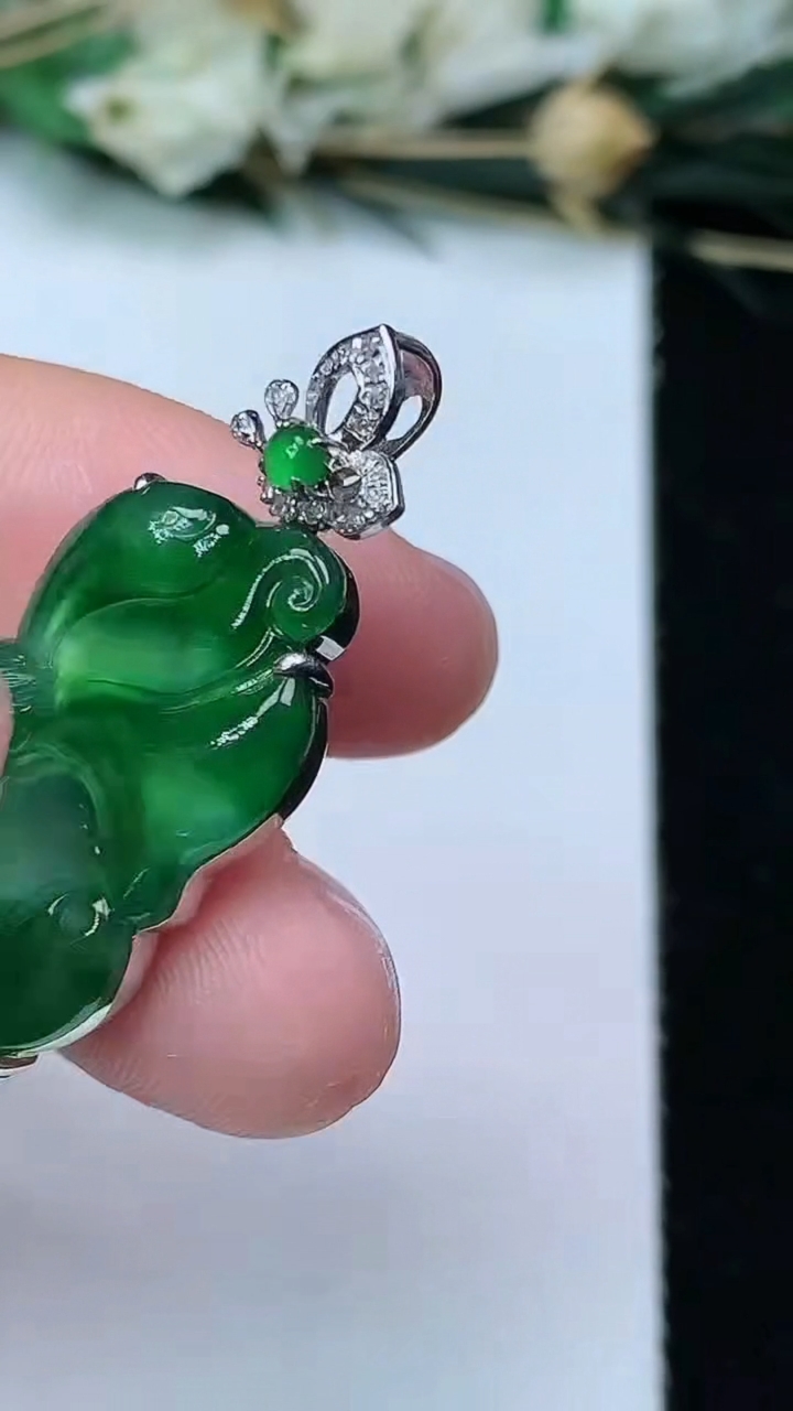 天然A货翡翠花仙子吊坠，尺寸25.3-14.4-4.7，重量:3.99g
6月21日