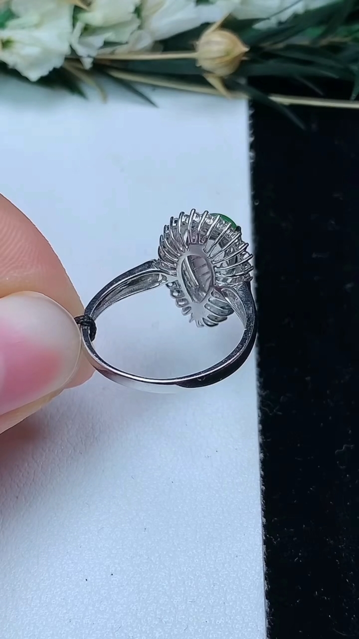 天然A货翡翠水滴戒指，尺寸17.2-18.3-6.3，重量:3.25g2026年6月21日
工厂直销收藏佳品,种好水足，色泽均匀，有种有色，上手高大气！