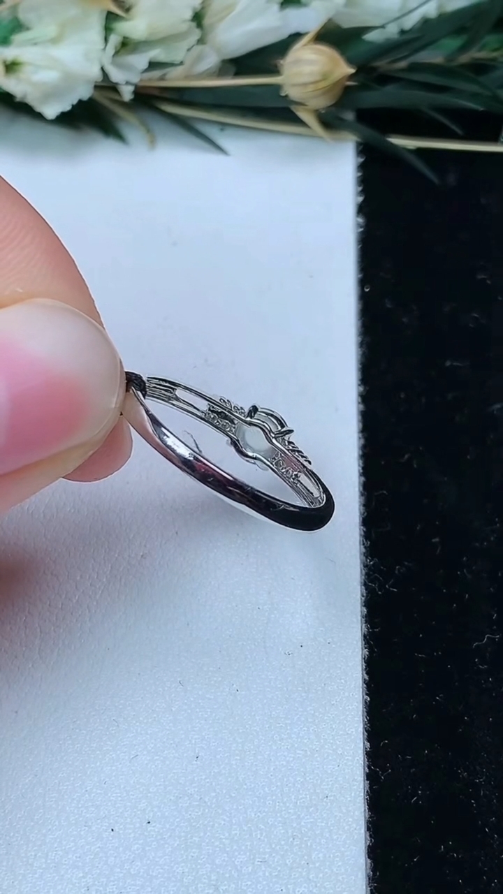 天然A货翡翠白冰蛋面戒指，尺寸17.3-4.7，重量:1.75g2026年6月21日
工厂直销收藏佳品,种好水足，色泽均匀，有种有色，上手高大气！