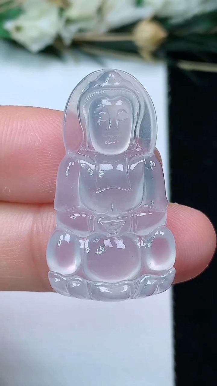 天然A货翡翠白冰观音菩萨吊坠，尺寸30.6-17-4.6，重量:4.00g
6月21日
