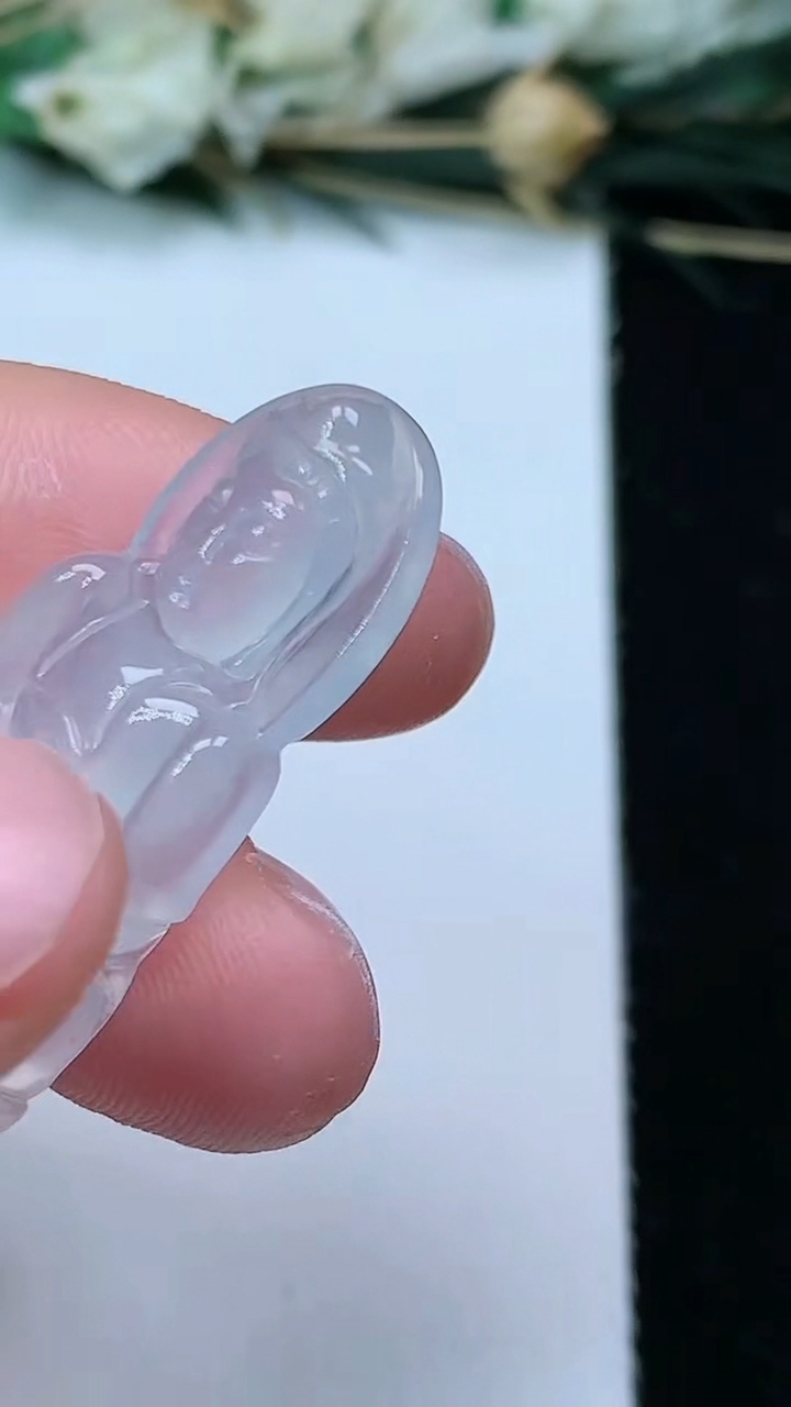 天然A货翡翠白冰观音菩萨吊坠，尺寸30.6-17-4.6，重量:4.00g
6月21日