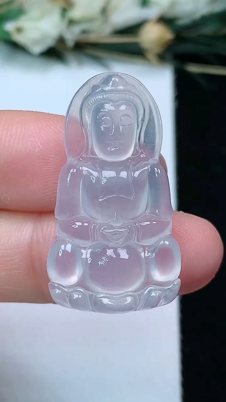 天然A货翡翠白冰观音菩萨吊坠，尺寸30.6-17-4.6，重量:4.00g
6月21日
