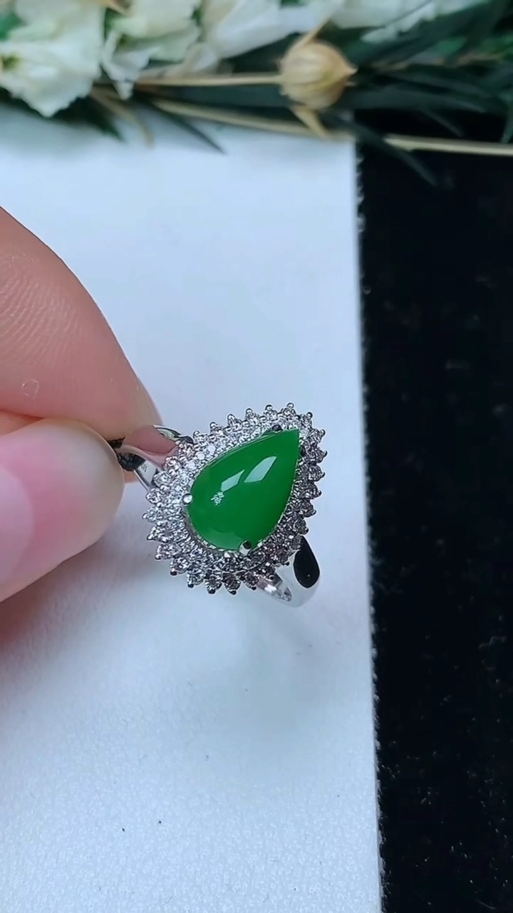 天然A货翡翠水滴戒指，尺寸17.2-18.3-6.3，重量:3.25g2026年6月21日
工厂直销