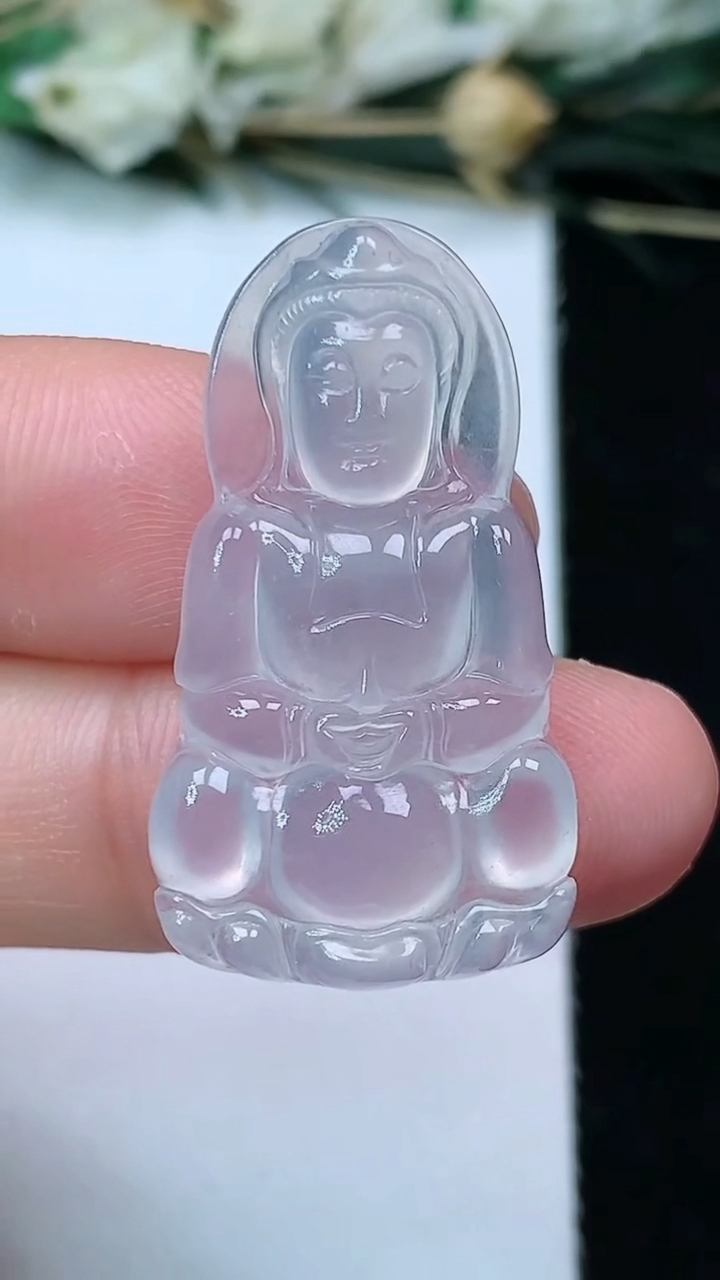天然A货翡翠白冰观音菩萨吊坠，尺寸30.6-17-4.6，重量:4.00g
6月21日