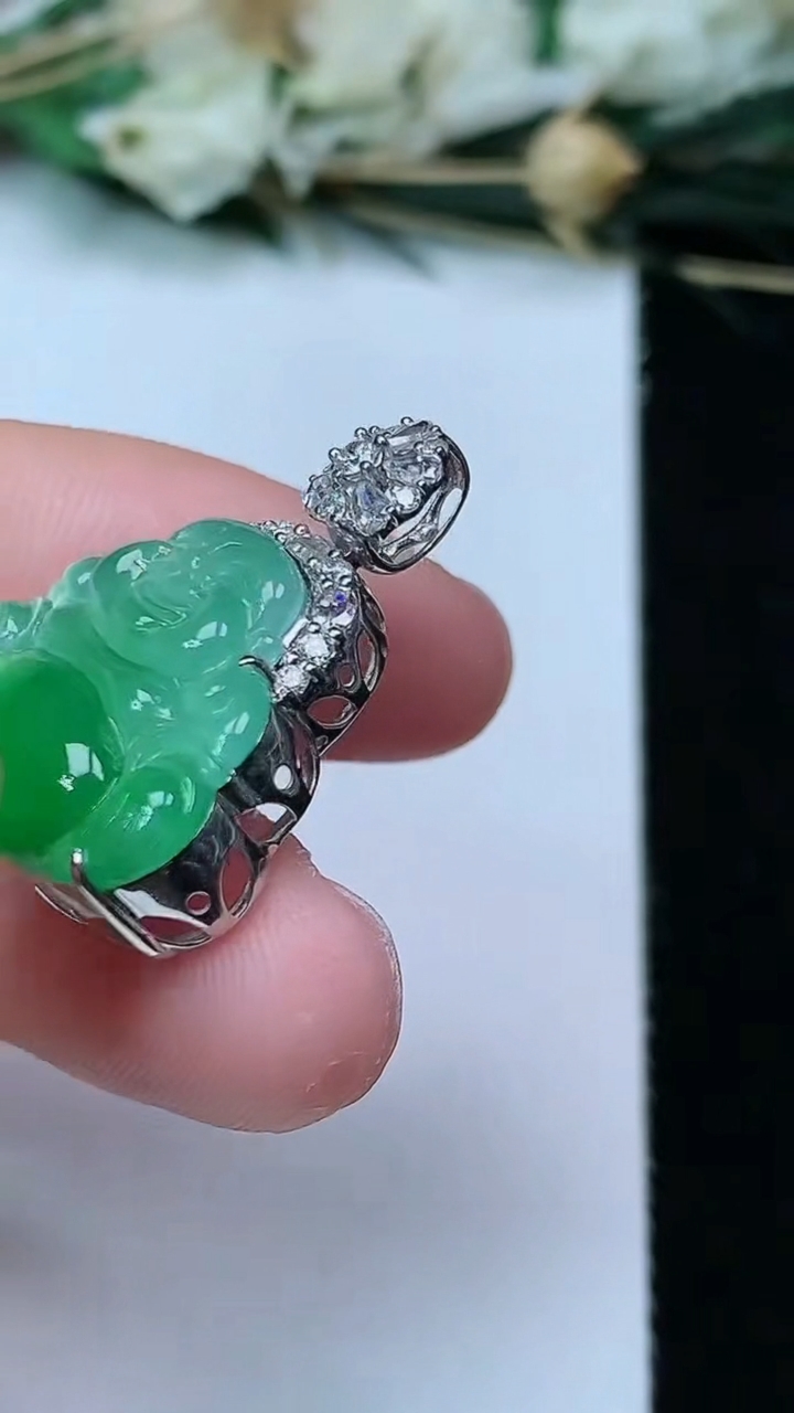 天然A货翡翠佛公吊坠，尺寸16.5-20.6-7.8，重量:4.30g
6月21日