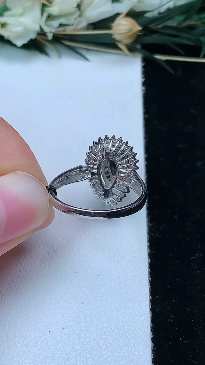 天然A货翡翠水滴戒指，尺寸17.2-18.3-6.3，重量:3.25g2026年6月21日
工厂直销收藏佳品,种好水足，色泽均匀，有种有色，上手高大气！