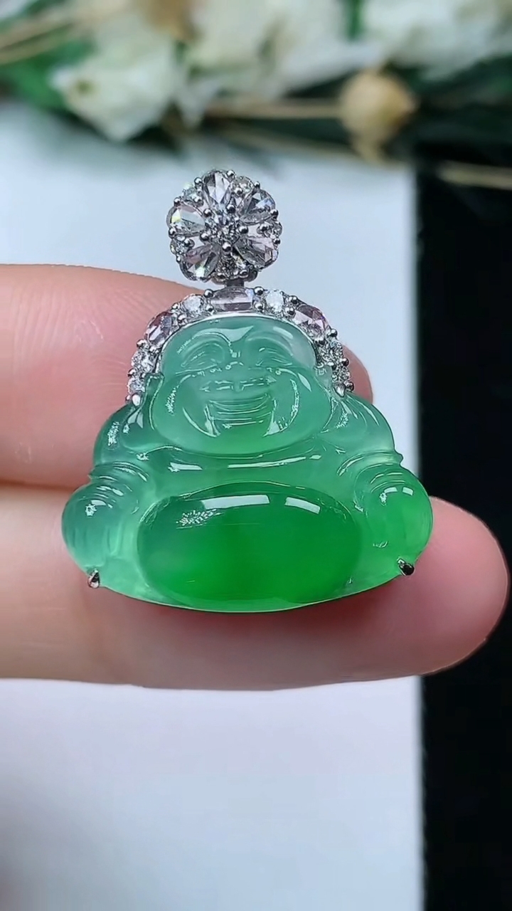 天然A货翡翠佛公吊坠，尺寸16.5-20.6-7.8，重量:4.30g
6月21日