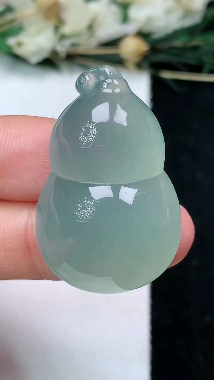 天然A货翡翠葫芦吊坠，尺寸32.8-21.3-10.2，重量:11.30g
6月22日