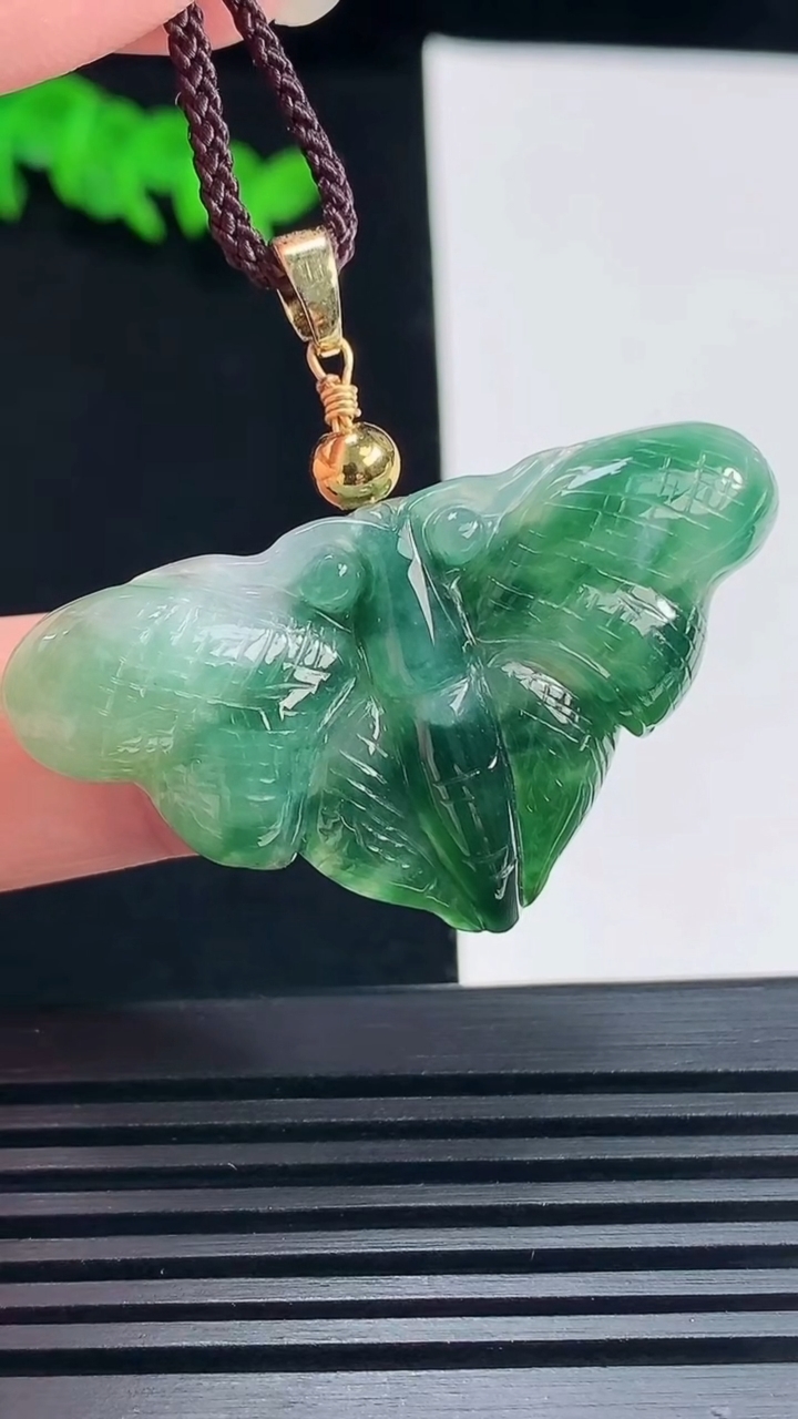 天然A货翡翠飘花蝴蝶吊坠，尺寸44.5-25.1-6 重:9.80g  h66
6月22日