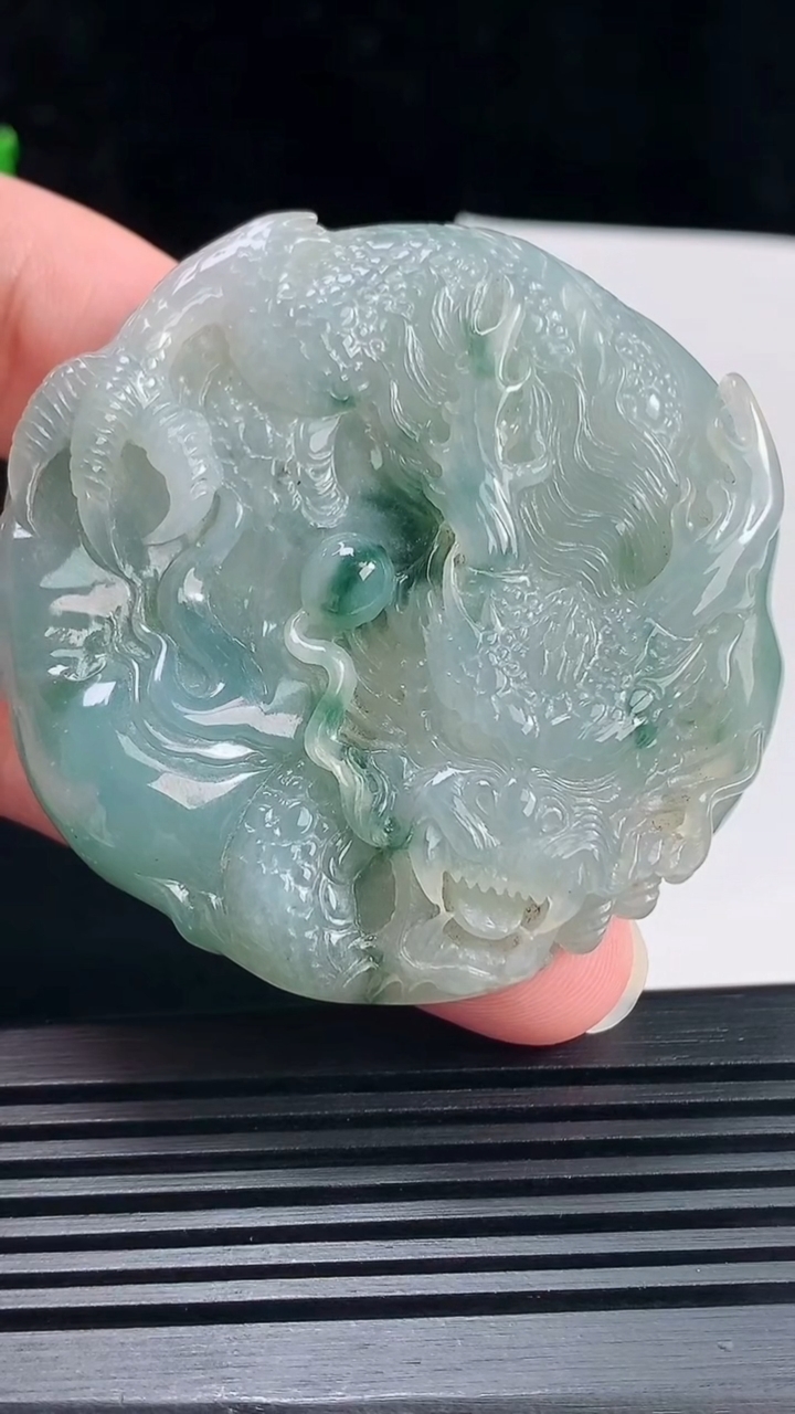天然A货翡翠飘花龙牌吊坠，尺寸55.8-11 重:66.23g  h573
6月22日