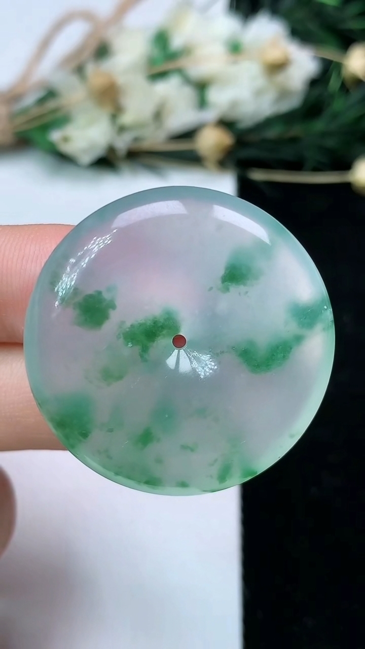天然A货翡翠平安扣吊坠，尺寸31.3-6，重量:12.53g
6月22日