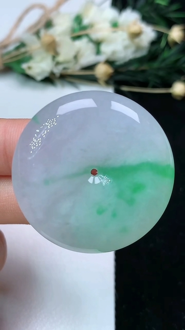 天然A货翡翠平安扣吊坠，尺寸34.8-8，重量:20.69g
6月22日