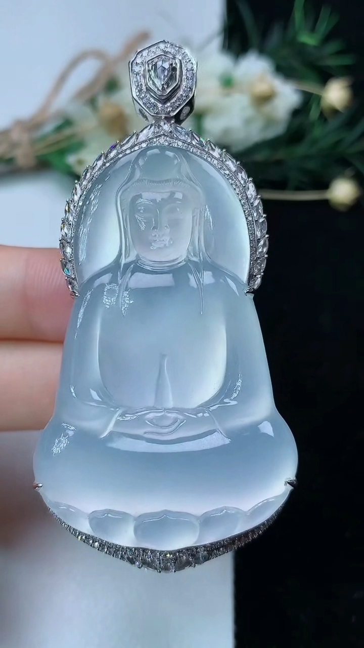 天然A货翡翠白冰素衣观音吊坠，尺寸68.3-49.4-32.2-13.7，重量:28.42g
6月22日