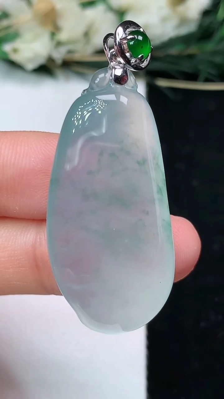 天然A货翡翠飘花福瓜吊坠，尺寸37.8-18.2-8.8，重量:11.38g
6月22日