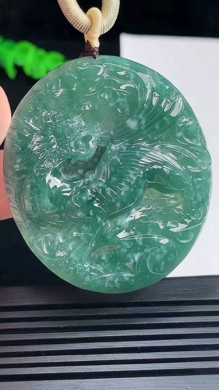 天然A货翡翠麒麟牌吊坠，尺寸52.6-46.3-6.5 重:36.46g  h85
6月22日