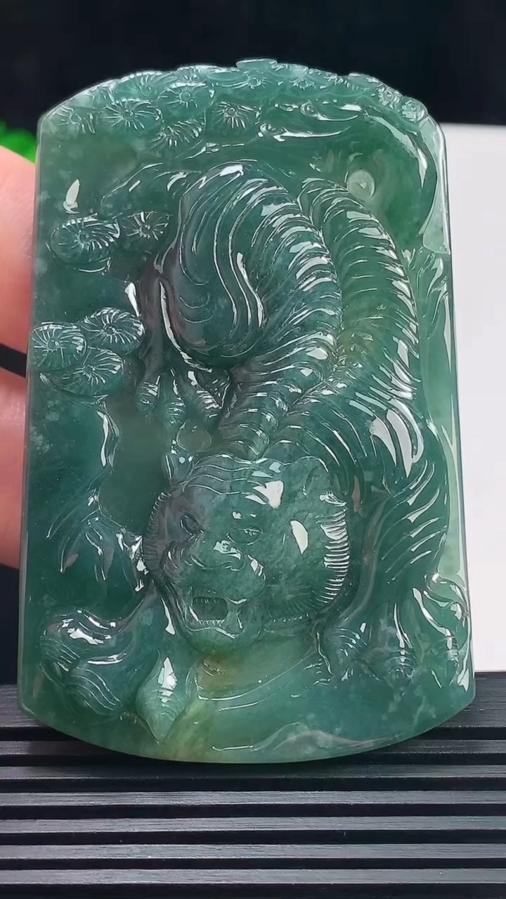 天然A货翡翠蓝水生肖虎牌吊坠，尺寸69.1-45.8-6.4 重:39.57g
6月22日  h37