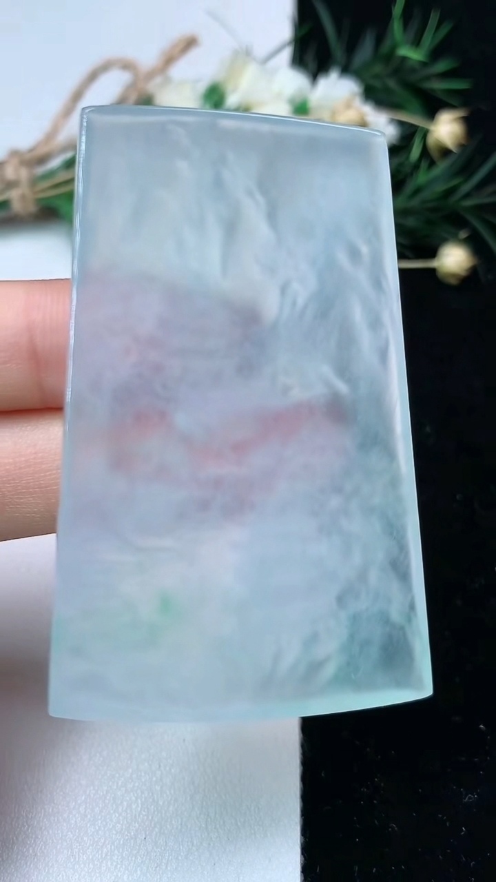 天然A货翡翠山水牌吊坠，尺寸59.6-37-4.7，重量:29.41g
6月22日