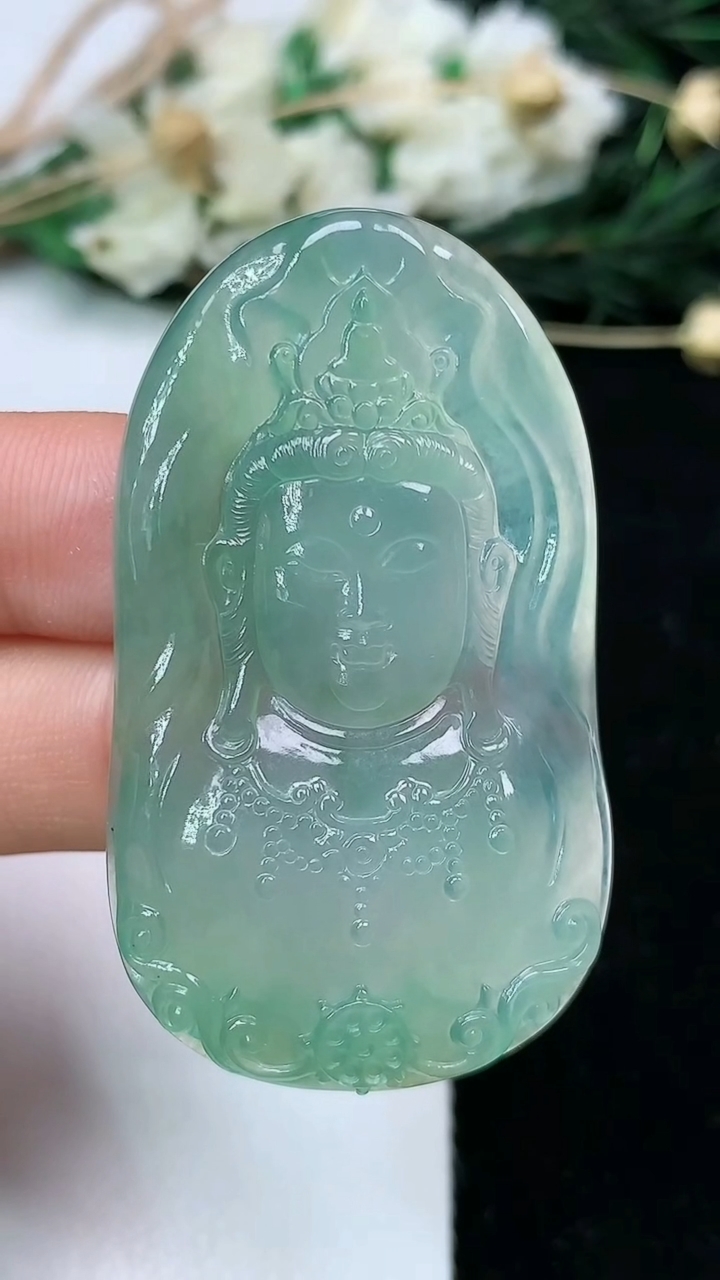 天然A货翡翠观音头吊坠，尺寸48.2-27.8-5.4，重量:15.87g
6月22日