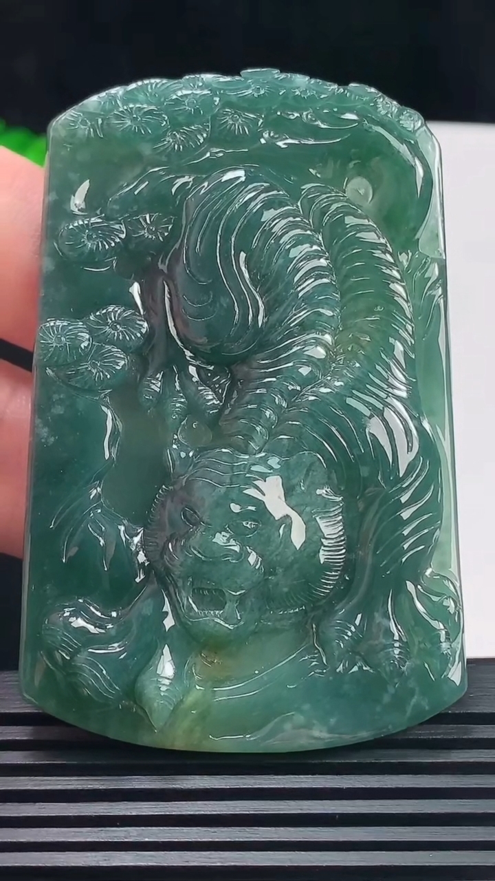 天然A货翡翠蓝水生肖虎牌吊坠，尺寸69.1-45.8-6.4 重:39.57g
6月22日  h377