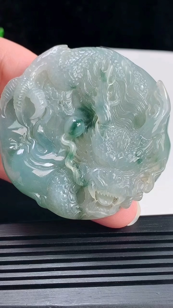 天然A货翡翠飘花龙牌吊坠，尺寸55.8-11 重:66.23g  h573
6月22日