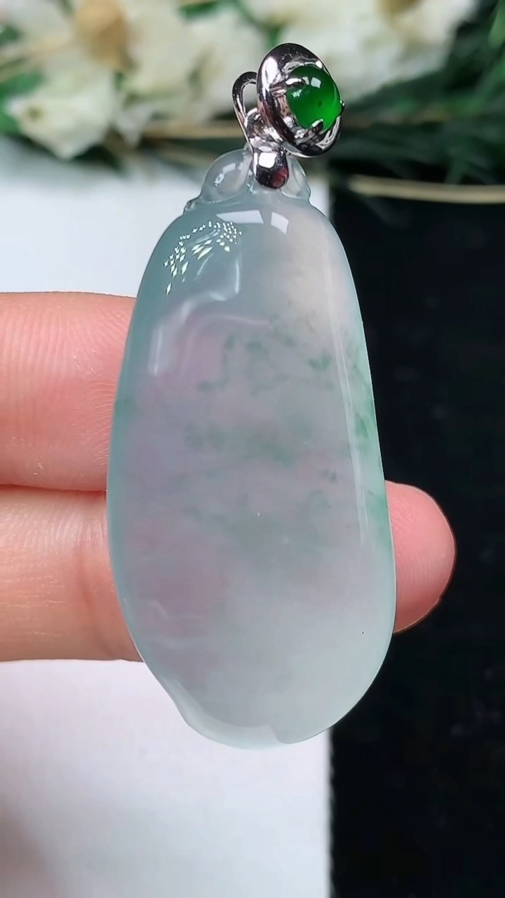 天然A货翡翠飘花福瓜吊坠，尺寸37.8-18.2-8.8，重量:11.38g
6月22日