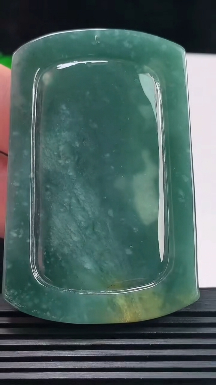 天然A货翡翠蓝水生肖虎牌吊坠，尺寸69.1-45.8-6.4 重:39.57g
6月22日  h377