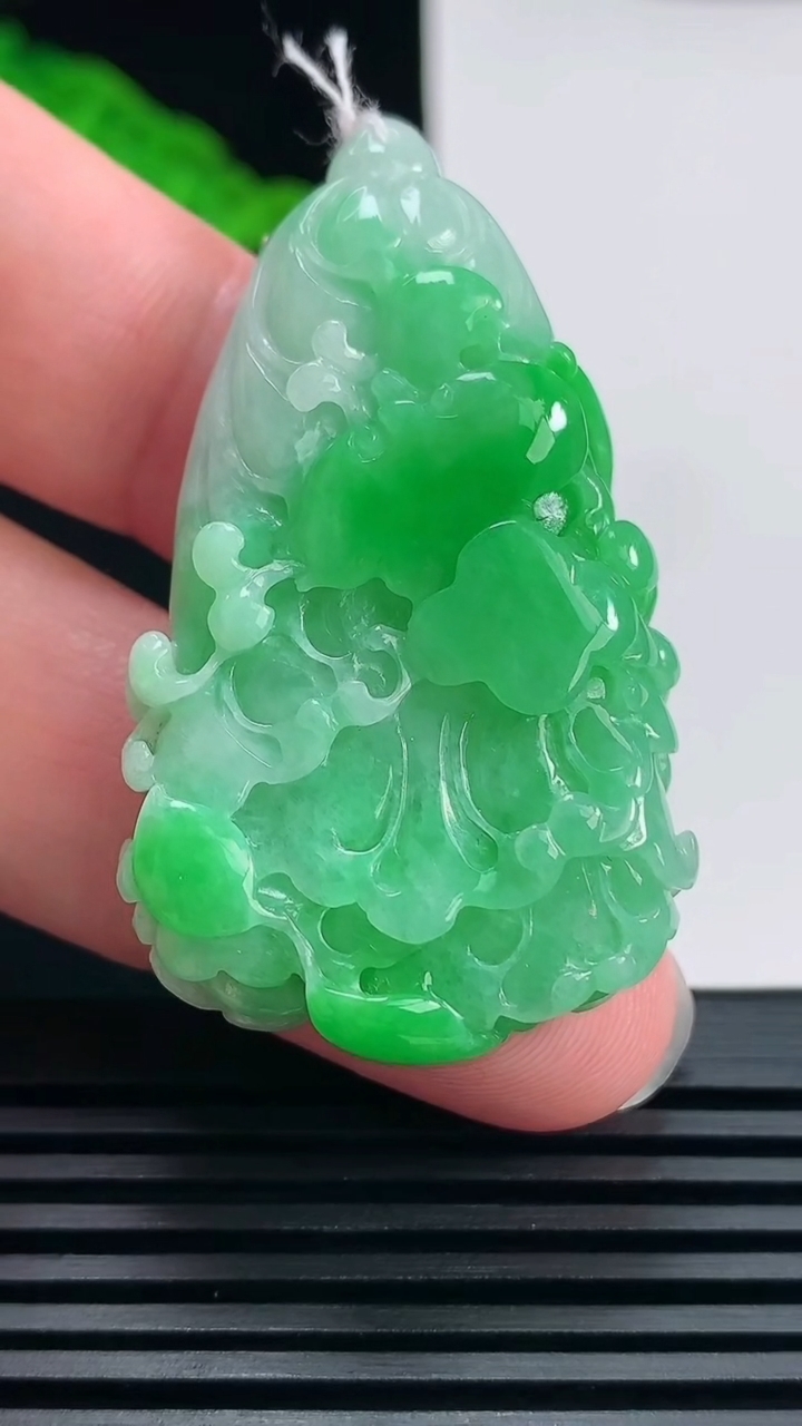 天然A货翡翠白菜吊坠，尺寸48.5-29-11.5 重量:23.16g
6月22日
