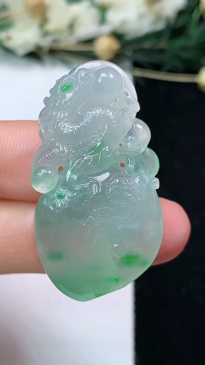 天然A货翡翠寿桃吊坠，尺寸37.2-19.9-7.6，重量:9.99g
6月22日
