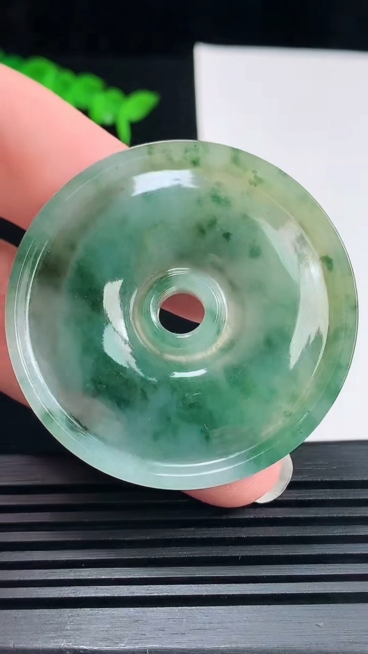 天然A货翡翠飘花平安扣吊坠，尺寸46.3-5.9 重:24.28g  h66
6月22日