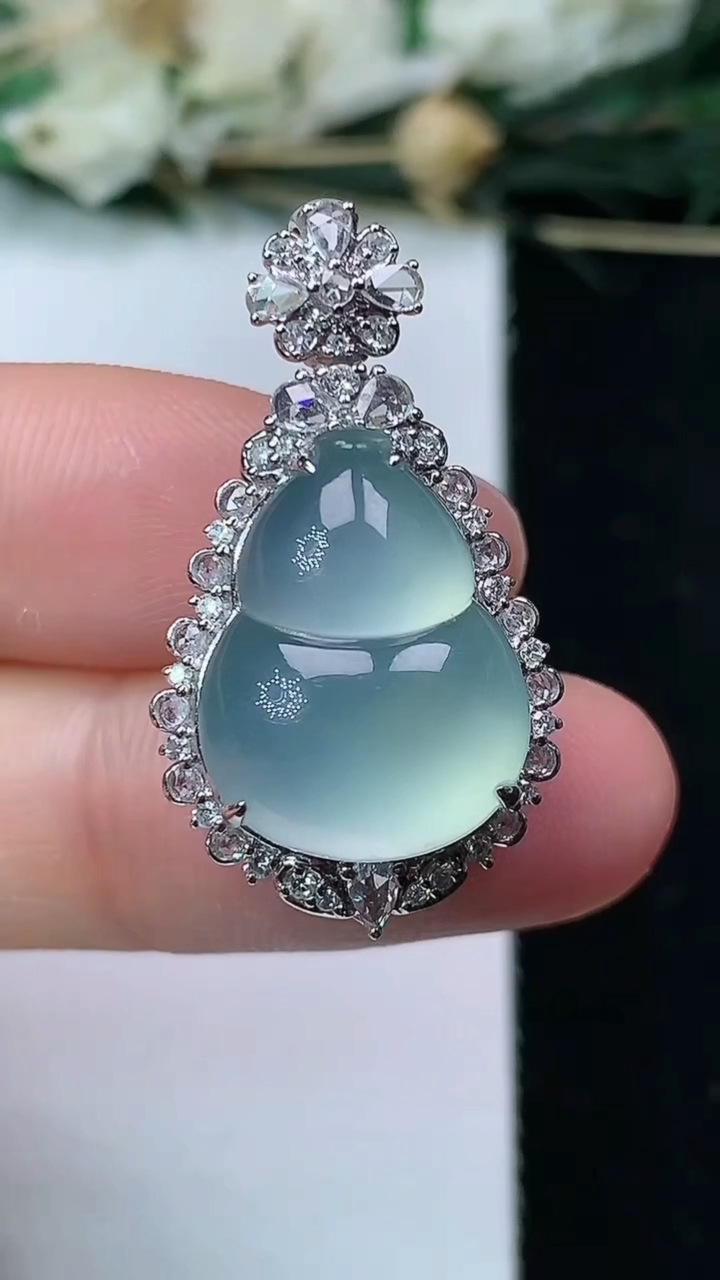 天然A货翡翠白冰葫芦吊坠，尺寸30-16.7-11.6，裸石16.8-12.8，重量:5.21g
6
