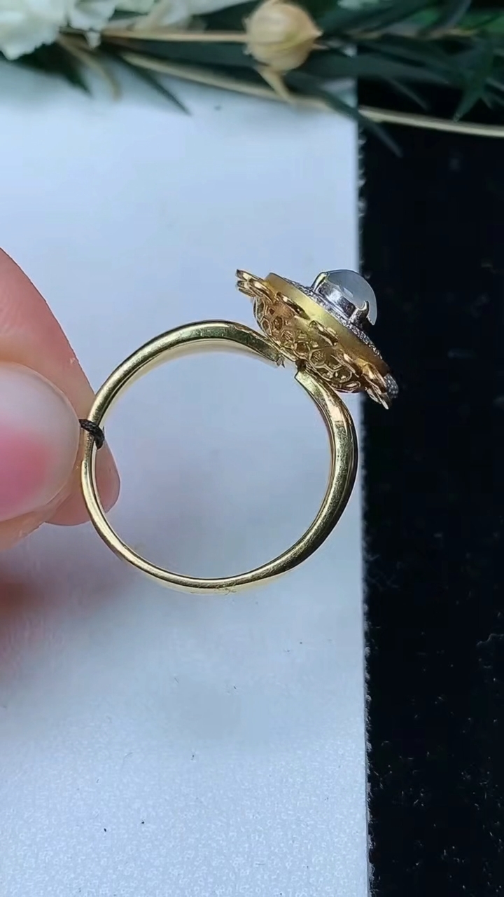 天然A货翡翠白冰蛋面戒指 吊坠两用款，尺寸17.7-5.3-5.4，重量:4.21g2026年6月22日
工厂直销收藏佳品,种好水足，色泽均匀，有种有色，上手高大气！